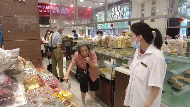 长春食品下月重装,老食客闭店前来“囤货”