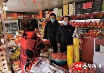 快看看!从水果摊上买的炒货有没有食品经营许可证?